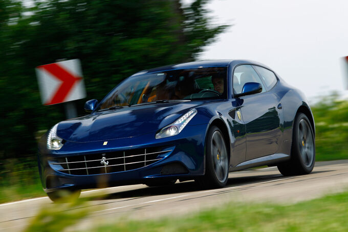 Ferrari-FF-Seitenansicht-Kurvenfahrt-fotoshowImage-efb83b89-518710.jpg
